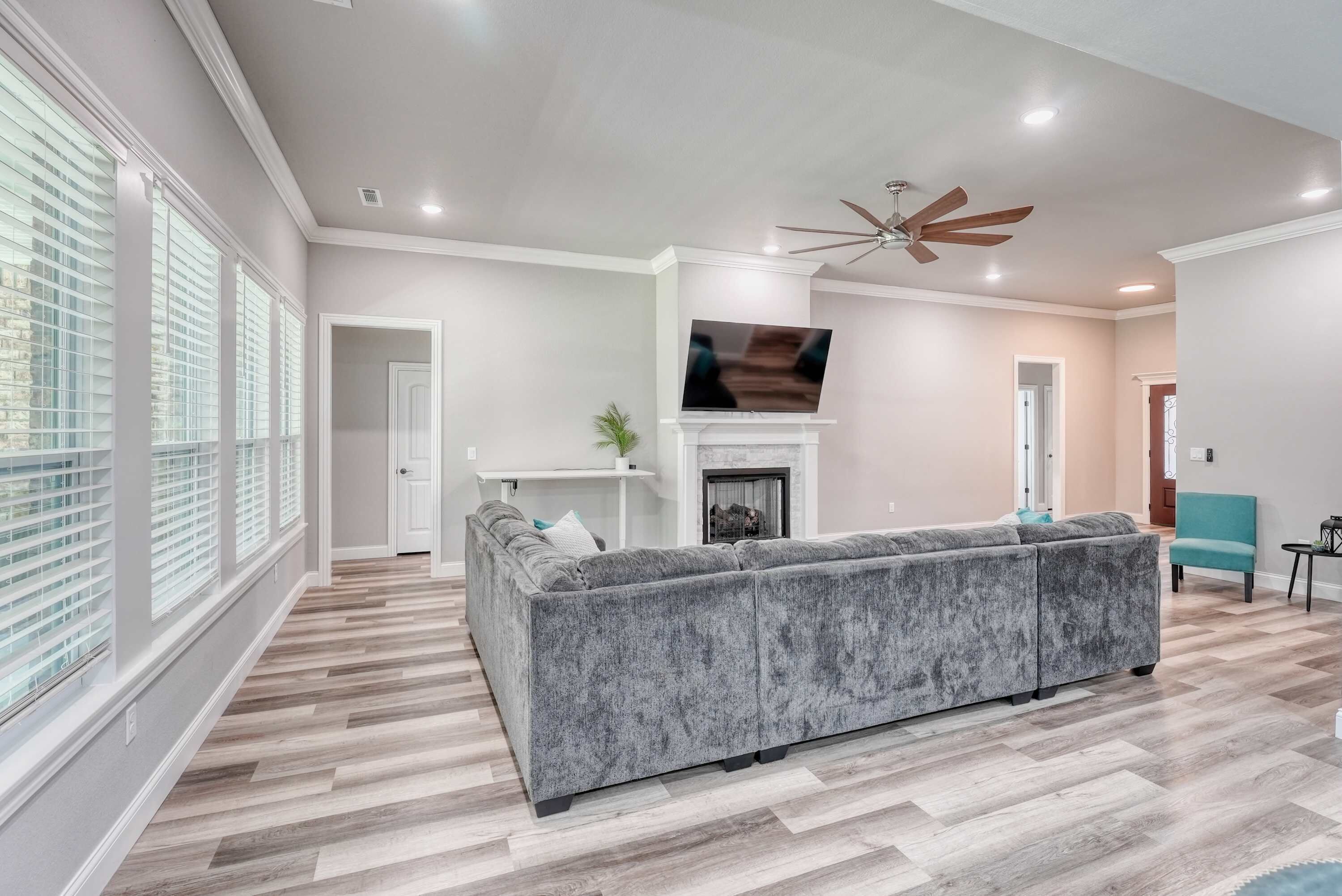 Televisión y oficina 