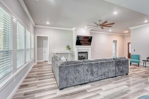 Tv, bøger, kontorer