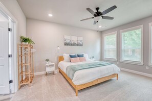 5 habitaciones, escritorio y tabla de planchar con plancha 