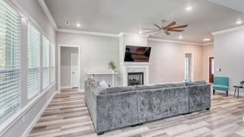 Fernseher, Bücher, Arbeitsbereiche