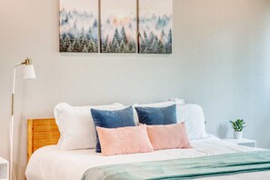 5 bedrooms, desk, iron/ironing board, travel crib - Bike-Friendly Retreat with Fenced Yard & Trails (Bella Vista)