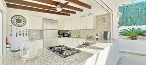 Kjøleskap, kokeplater, oppvaskmaskin og kaffetrakter/tekoker