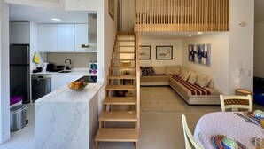 Un interior moderno con cocina, comedor y sala de estar.