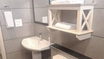 ห้องลักซ์ชัวรี่, ระเบียง, วิวภูเขา | ห้องน้ำ | ฝักบัว, ของใช้ในห้องน้ำฟรี, ผ้าเช็ดตัว, สบู่