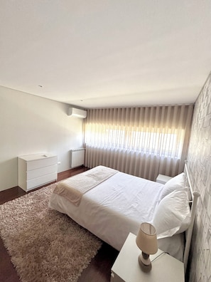 3 chambres, fer et planche à repasser, accès Internet, draps fournis