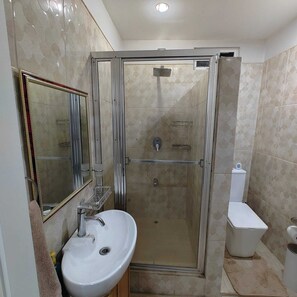 Douche, serviettes fournies, savon, papier de toilette