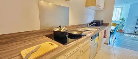 Frigorífico, microondas, horno y placa de cocina