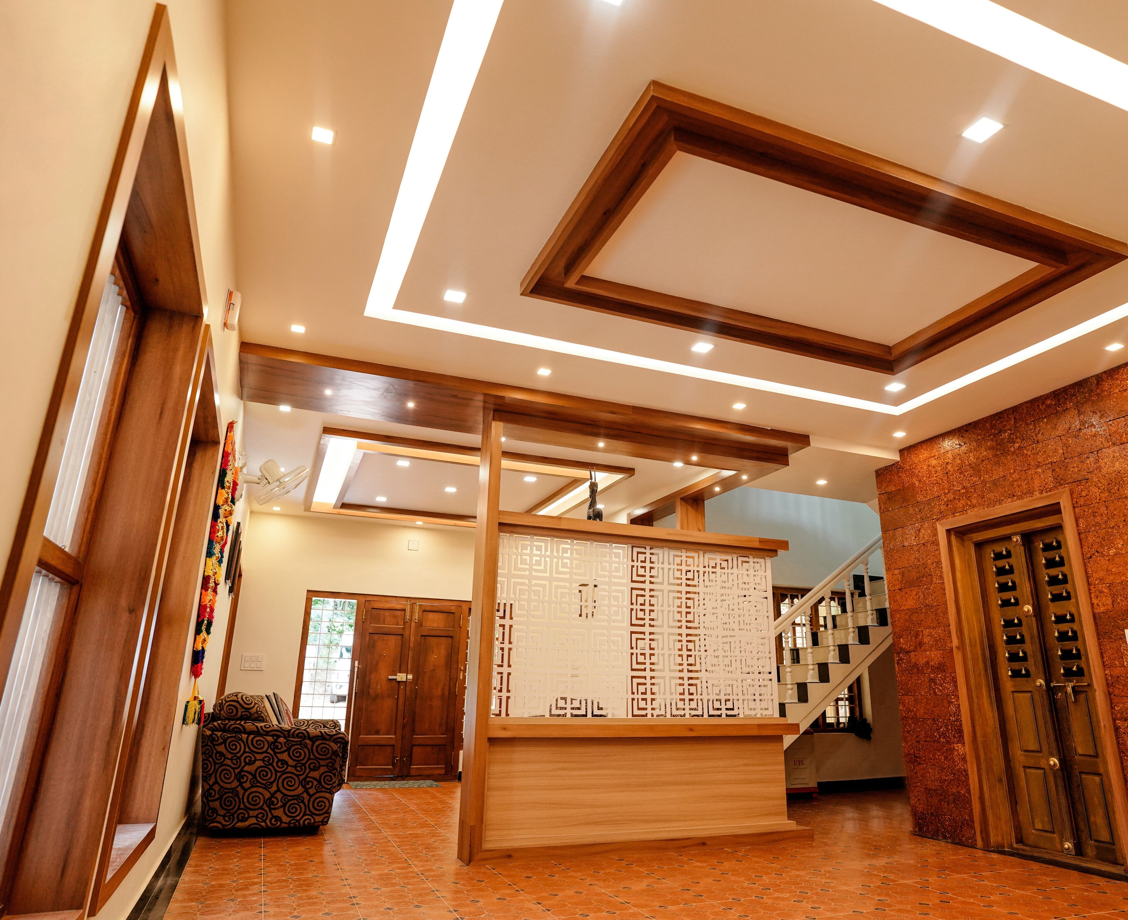 Televisie, een computerscherm en een printer