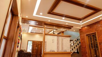 Televisión, monitor de computadora y impresora