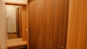 Un couloir doté d’un plancher en bois et d’une grande armoire avec une porte coulissante.