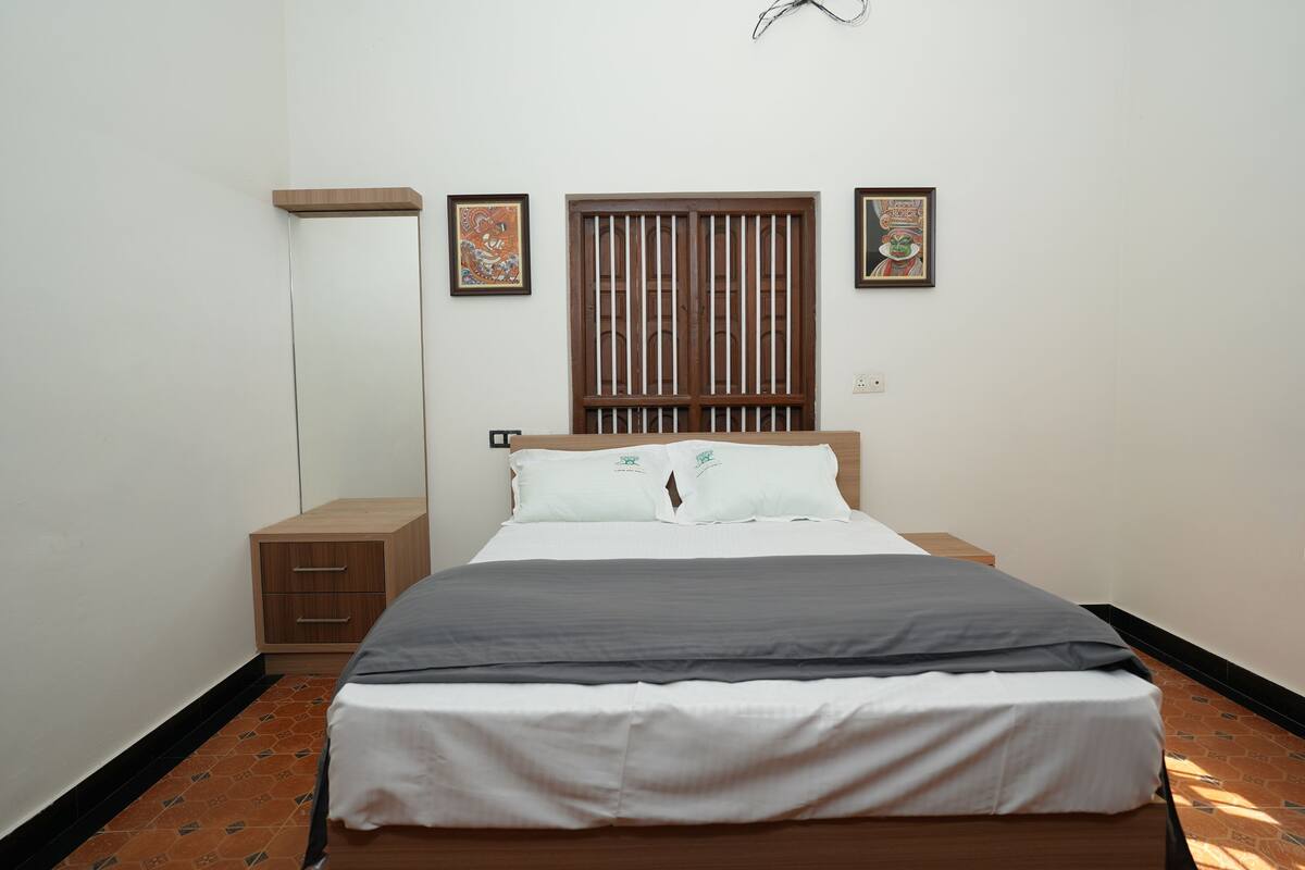 华丽客房, 1 张大床, 花园景观 | 办公桌、笔记本电脑工作区、熨斗/熨板、免费 WiFi