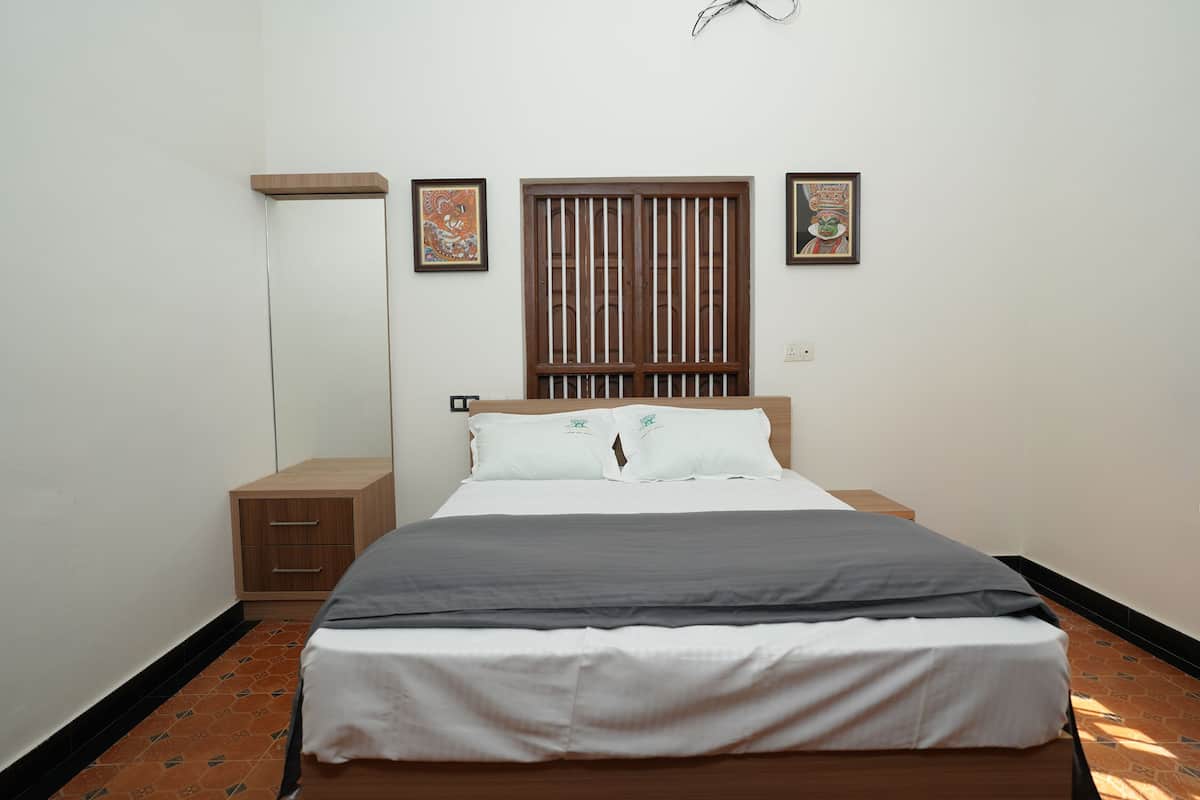 Deluxe Room, Garden View | Meja, ruang kerja komputer riba, seterika/papan seterika, Wi-fi percuma