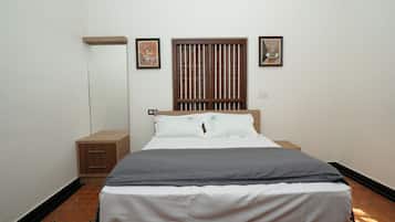 Deluxe Room, Garden View | Desk, laptop workspace, iron/ironing board, free WiFi