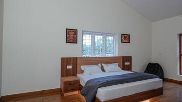 Suite familiar, balcón, vista al jardín | Escritorio y espacio para trabajar con laptop