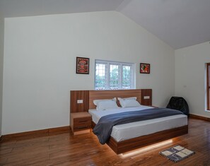 Familiesuite, balkong, hageutsikt | Skrivebord, skrivebord for bærbar PC og strykejern/-brett