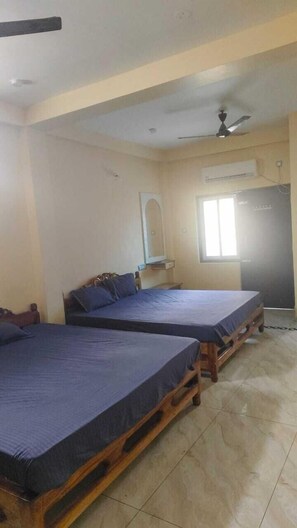 Basic Double Room | Free WiFi - SK Royal Inn (Puri)