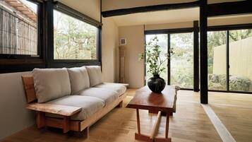 Suite de lujo, con acceso para personas discapacitadas, balcón | Ropa de cama de alta calidad, edredón y artículos del minibar gratis