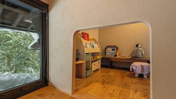 Luxury-Suite, Flussblick, Eckzimmer | Hochwertige Bettwaren, Daunenbettdecken, kostenlose Minibar