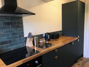 Een oven, een kookplaat, een vaatwasser