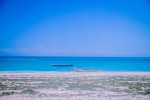 En la playa, arena blanca
