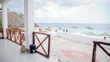 Deluxe-Doppel- oder -Zweibettzimmer, Strandblick | Terrasse/Patio