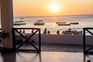 Deluxe-værelse med dobbeltseng eller 2 enkeltsenge - strandudsigt | Opholdsområde