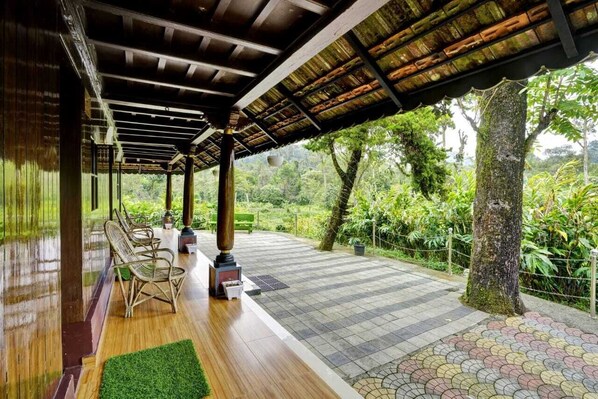 Traditional Duplex, Garden View | Desk, free WiFi