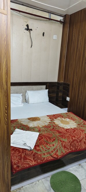 Premium bedding, down duvets, memory-foam beds, free cots/infant beds - RIVER SIDE HOTEL PRAYGRAJ (Phulpur)