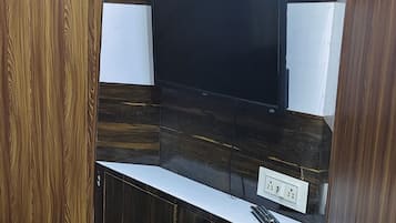 Classic Double or Twin Room | Living area | 51-inch flat-screen TV with satellite channels, first-run movies