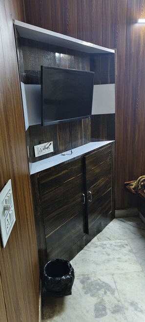 Klassieke kamer, 1 twee- of 2 eenpersoonsbedden | Badkamer | Een douche, gratis toiletartikelen, pantoffels, handdoeken