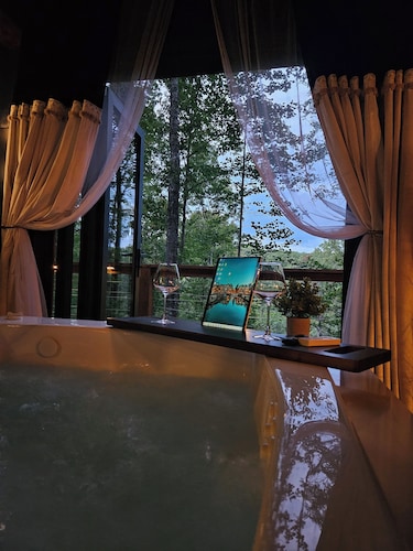 Adults only, Honeymoon Cabin with view, Covered Hot Tub, Fireplace, & TV.