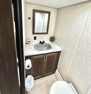 Deluxe Mobile Home | Bathroom