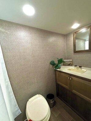 Comfort Cabin | Bathroom - La Gozadera Park (Salinas)