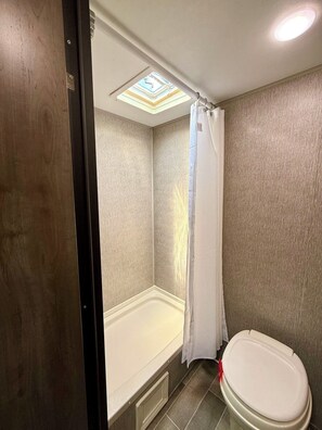 Comfort Cabin | Bathroom