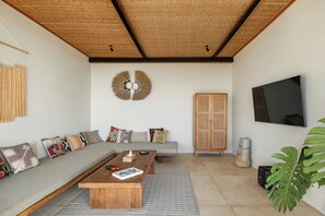 Villa Familiale, vue océan | Coin séjour | TV connectée de 55 pouces avec chaînes par câble