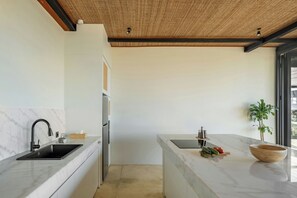 Villa familiar, vista al océano | Cocina privada | Refrigerador, parrilla de estufa y cafetera y tetera