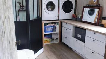Shower, handuk,  dan tisu toilet