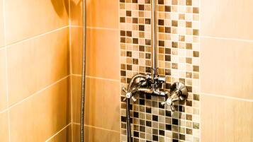 Regadera, secadora de cabello, toallas, jabón