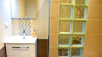 Regadera, secadora de cabello, toallas, jabón