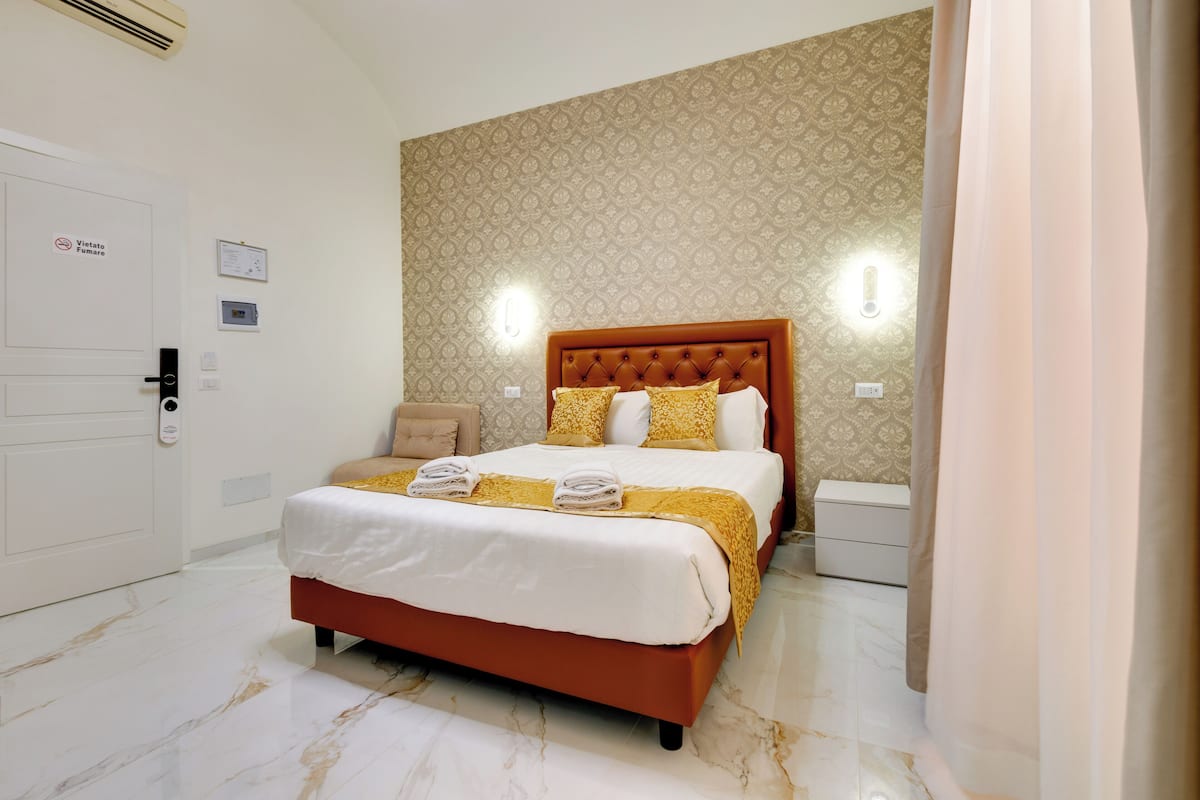 Classic Room | In-room safe, iron/ironing board (on request), WiFi (free)