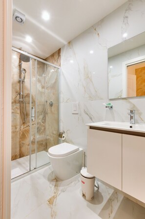 Classic Room | Bathroom | Slippers - Il Rifugio del Re (Roma)