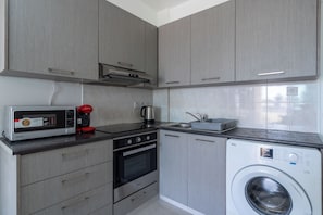 Refrigerador con freezer, microondas, horno, placa de cocina