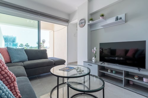 Andrea 3-BR Apt in Mackenzie With Pool