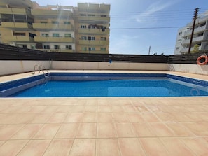 Una piscina al aire libre