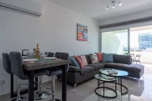 Apartment, 3 Bedrooms, Kitchen, Sea View | In-room dining