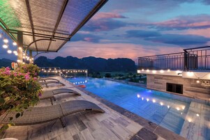 Una piscina al aire libre