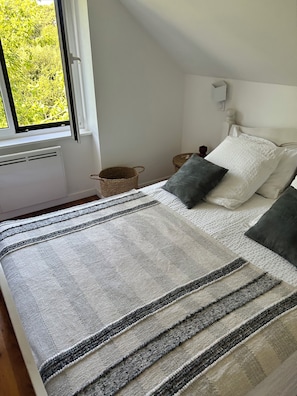 4 slaapkamers, een strijkplank/strijkijzer, beddengoed