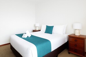 Standard-dobbeltværelse | Skrivebord, arbejdsområde til bærbare computere, strygejern/strygebræt