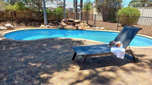 Outdoor pool, open 9:00 AM to 5:00 PM, sun loungers - Margaret River Motel (Margaret River)