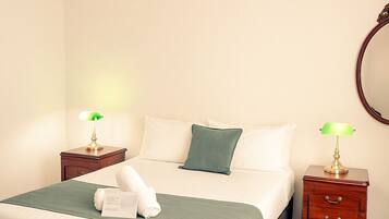 Doppia Standard | Una scrivania, postazione laptop, ferro/asse da stiro, Wi-Fi gratuito